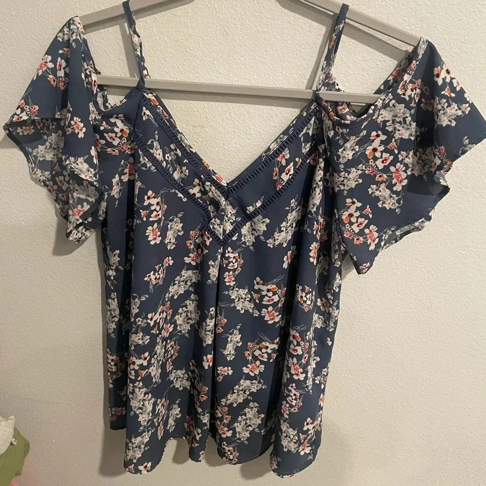 Sienna Sky blue floral v-neck cold shoulder short sleeve top blouse‎ size Medium